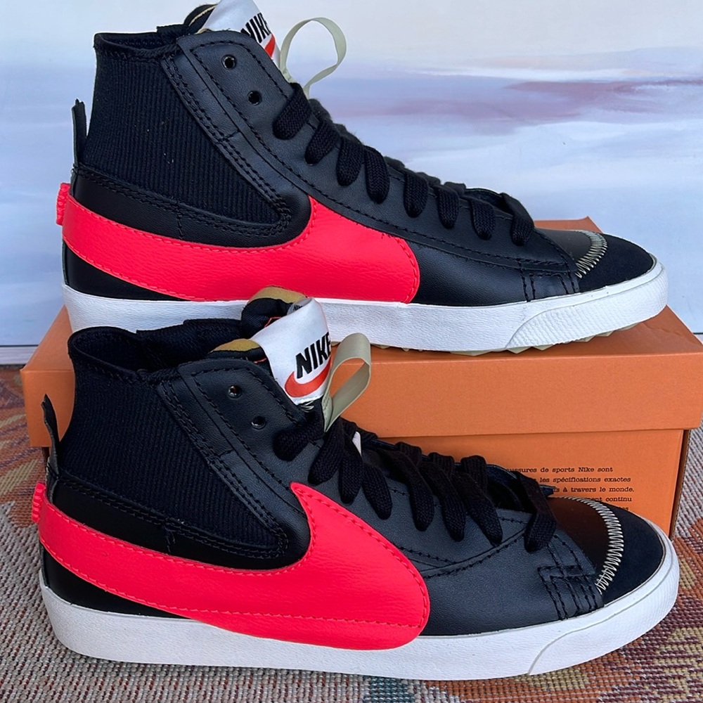 Nike Men’s BLAZER MID '77 JUMBO
BLACK/BRIGHT CRIMSON-SAIL
Sneakers 
DD3111 001
